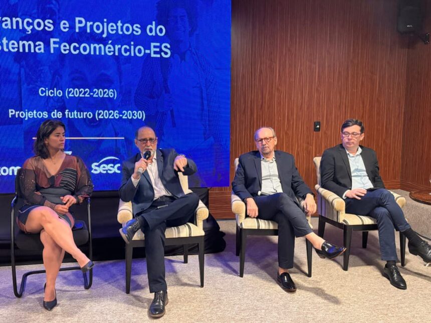 Público participando de palestra sobre qualificação profissional e inovação durante a Semana S do Comércio no Espírito Santo.