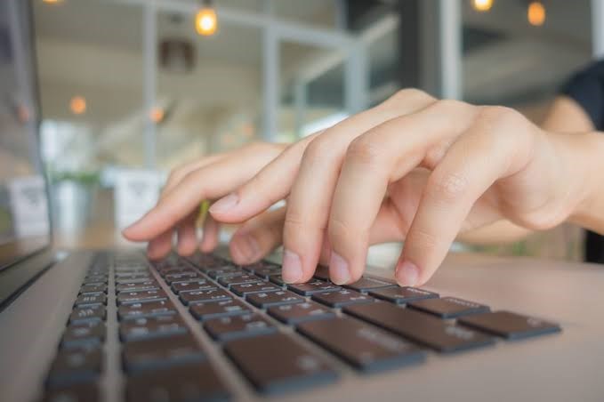 Estudante utilizando computador para realizar inscrição em cursos gratuitos do Governo do ES.
