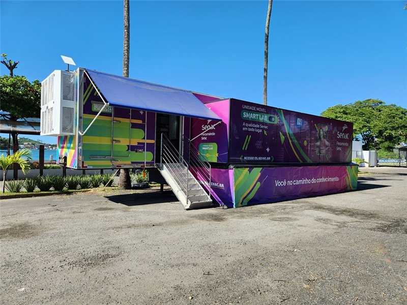 Fachada da carreta Smart Lab do Senac para ilustrar cursos voltados à indústria capixaba.