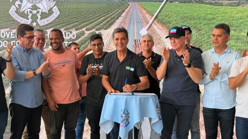 Governador Ricardo Ferraço e comitiva em cerimônia de inauguração de obras públicas.
