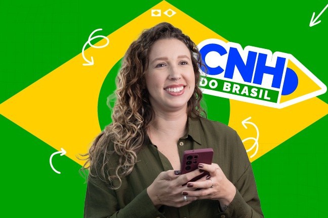 Jovem sorridente segurando smartphone e olhando para cima, simbolizando a conquista da CNH facilitada.