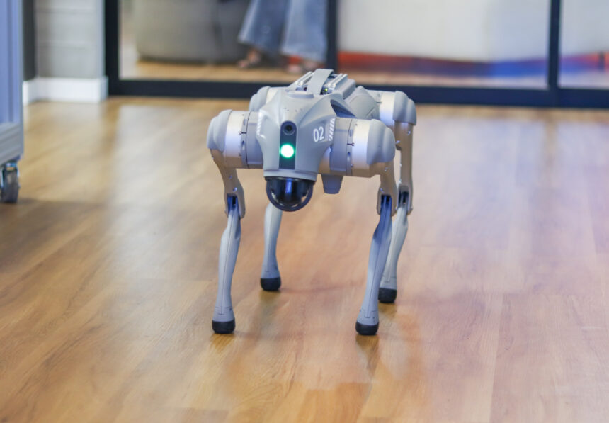 Equipamentos de alta tecnologia e robótica no novo Laboratório de Inteligência Artificial do Instituto Atlântico.