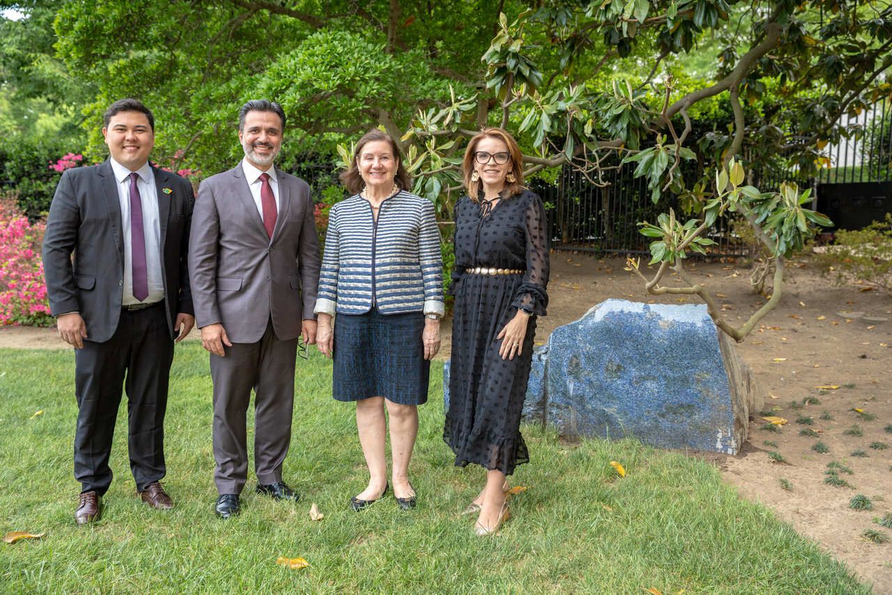 Registro oficial com diversas autoridades e personalidades do setor de rochas naturais brasileiras reunidas na Embaixada do Brasil em Washington.