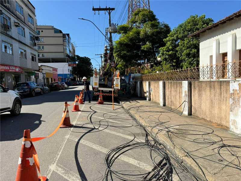 Ação de infraestrutura urbana conjunta entre Prefeitura e EDP retira fios irregulares na área central.