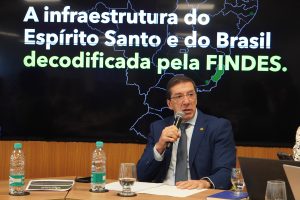 Gráfico do mapa do Brasil interativo na tela com rotas de portos e rodovias no Atlas da Infraestrutura.