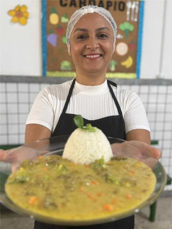 Merendeira Camilla Barbosa apresentando o prato Strogonoff Nutrivida em Alfredo Chaves.