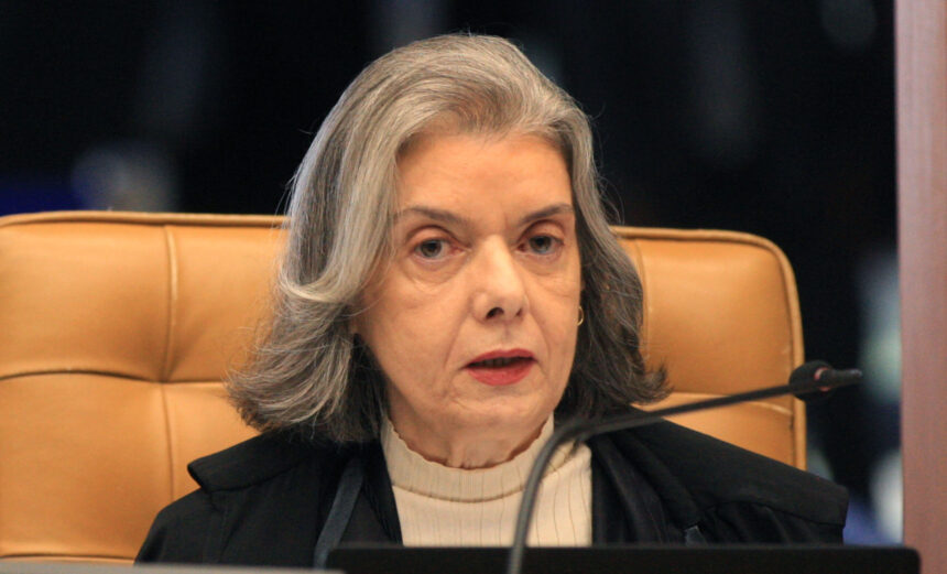 A ministra Cármen Lúcia durante pronunciamento, sendo destaque confirmado no Congresso Estadual da Advocacia no Espírito Santo.