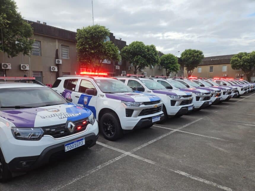 Viaturas modernas da Polícia Militar com grafismo lilás para atendimento a ocorrências de violência doméstica.
