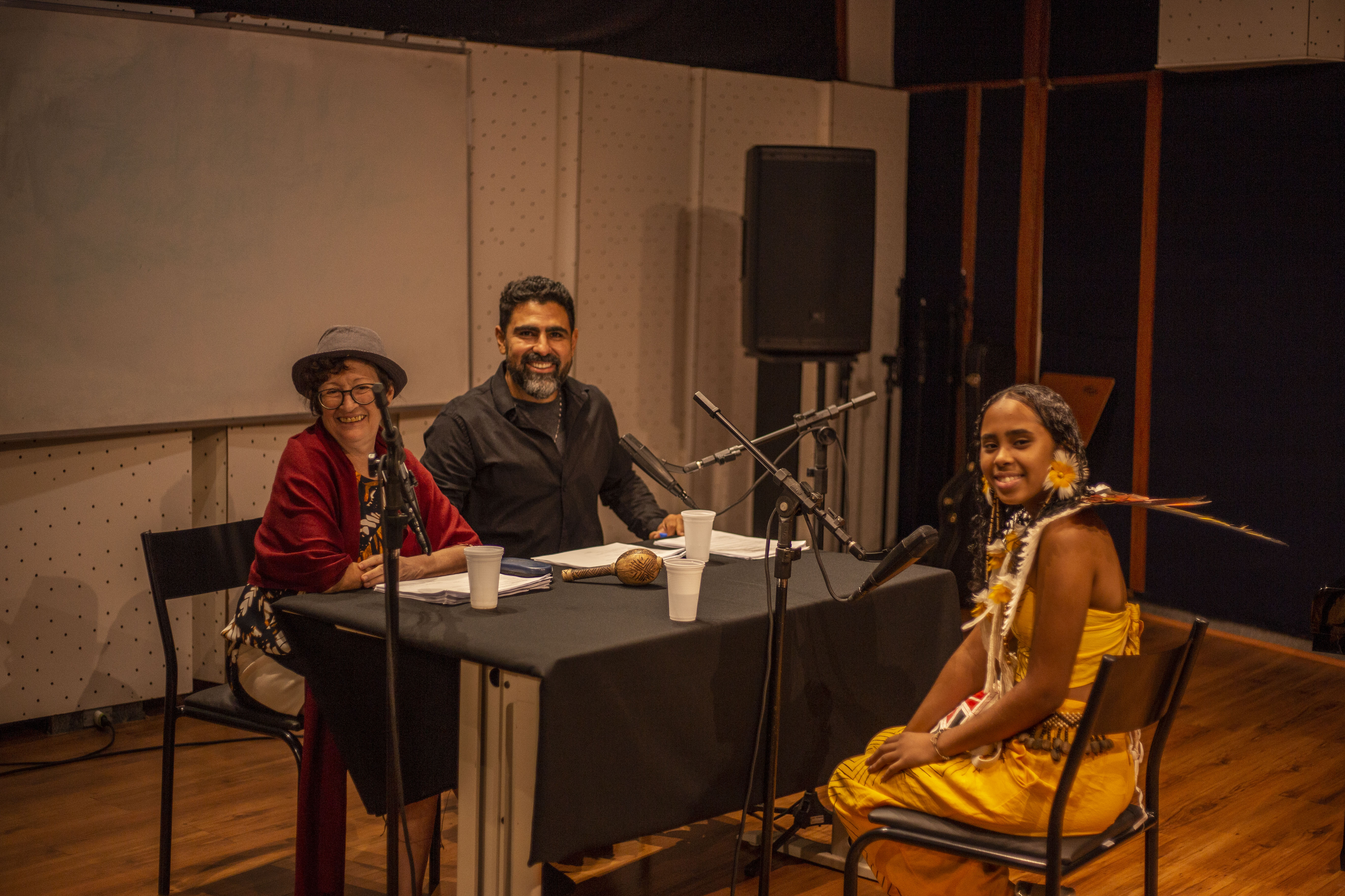 Gravação do podcast Capixabinha FM com adolescente indígena e apresentadores no Laboratório de Áudio da Ufes.
