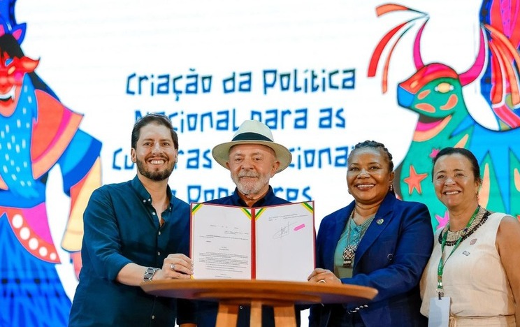 Pontos de Cultura em Aracruz: Presidente Lula discursa e assina decretos culturais em território indígena capixaba.