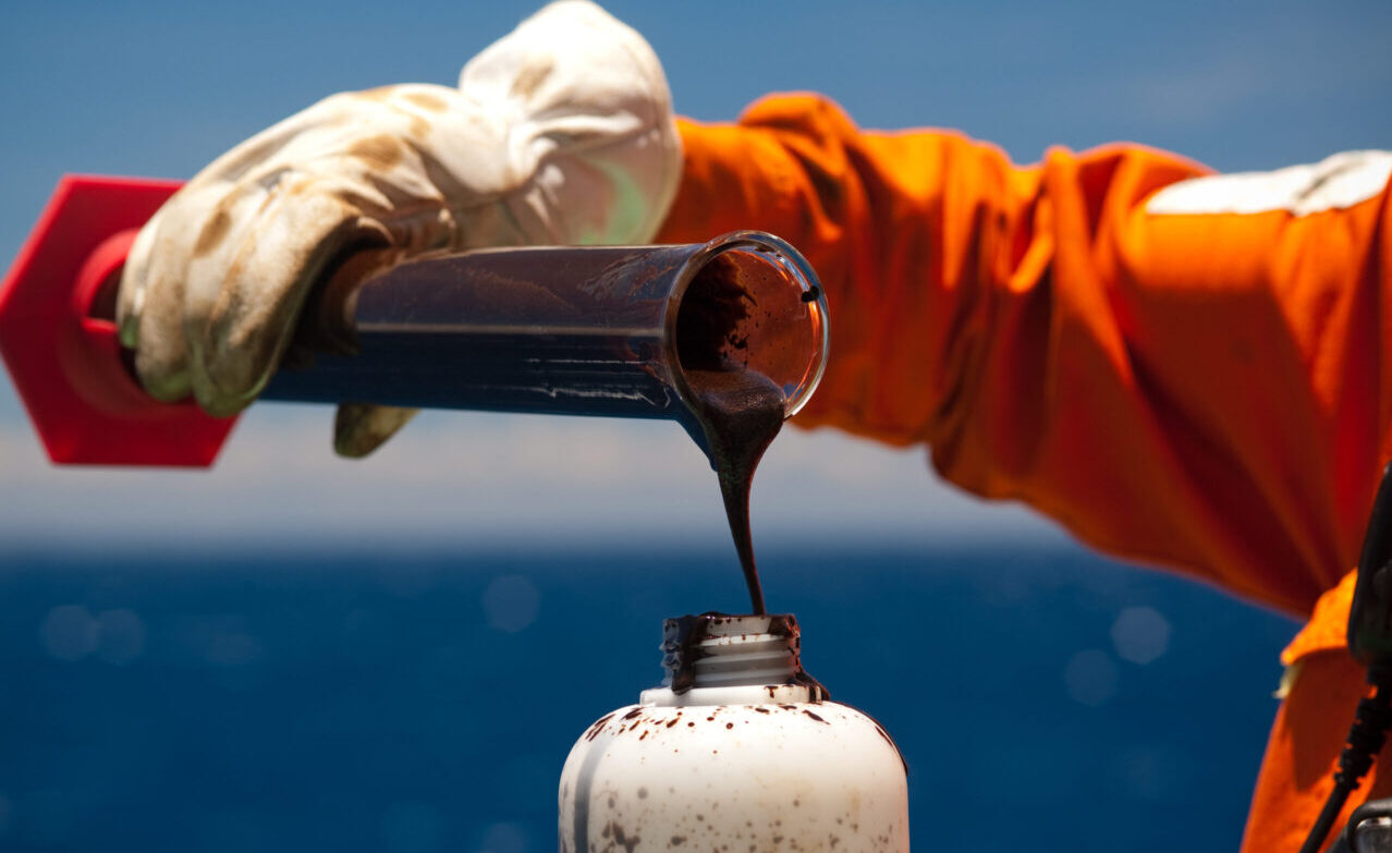Vista aérea de navio de produção de petróleo operando no mar para ilustrar o avanço da indústria capixaba.