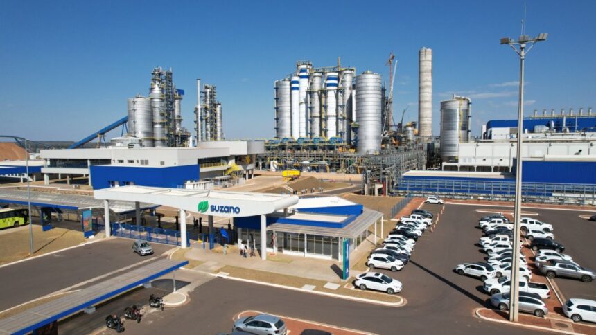 Vista aérea de unidade industrial da Suzano, destacando a produção em larga escala de celulose da Suzano.