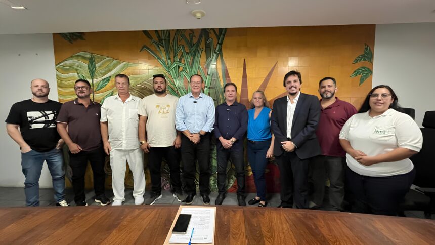 Criadores de pássaros e gestores públicos reunidos na sede da Seag em Vitória para apresentação de nova portaria ambiental.