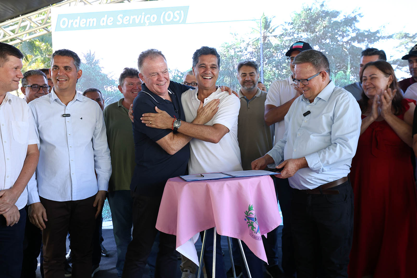 Governador Ricardo Ferraço e ex-governador Renato Casagrande juntos em evento de entregas em Laranja da Terra.