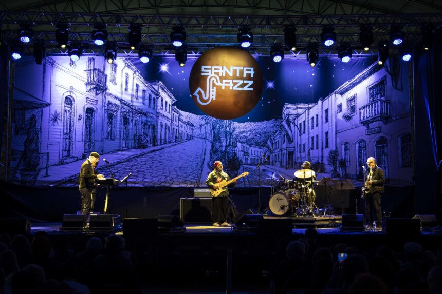 Guitarrista americano Stanley Jordan tocando guitarra sorrindo durante show em tributo a Jimi Hendrix