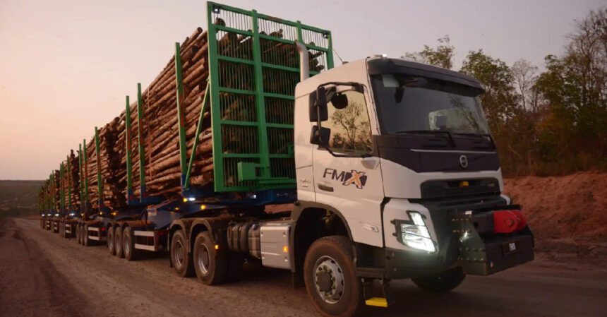 Caminhão da Suzano transportando madeira em rodovia capixaba de forma segura.