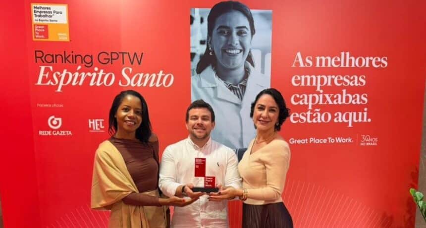 Colaboradores e lideranças comemorando a certificação de trabalhar na FINDES em Vitória.