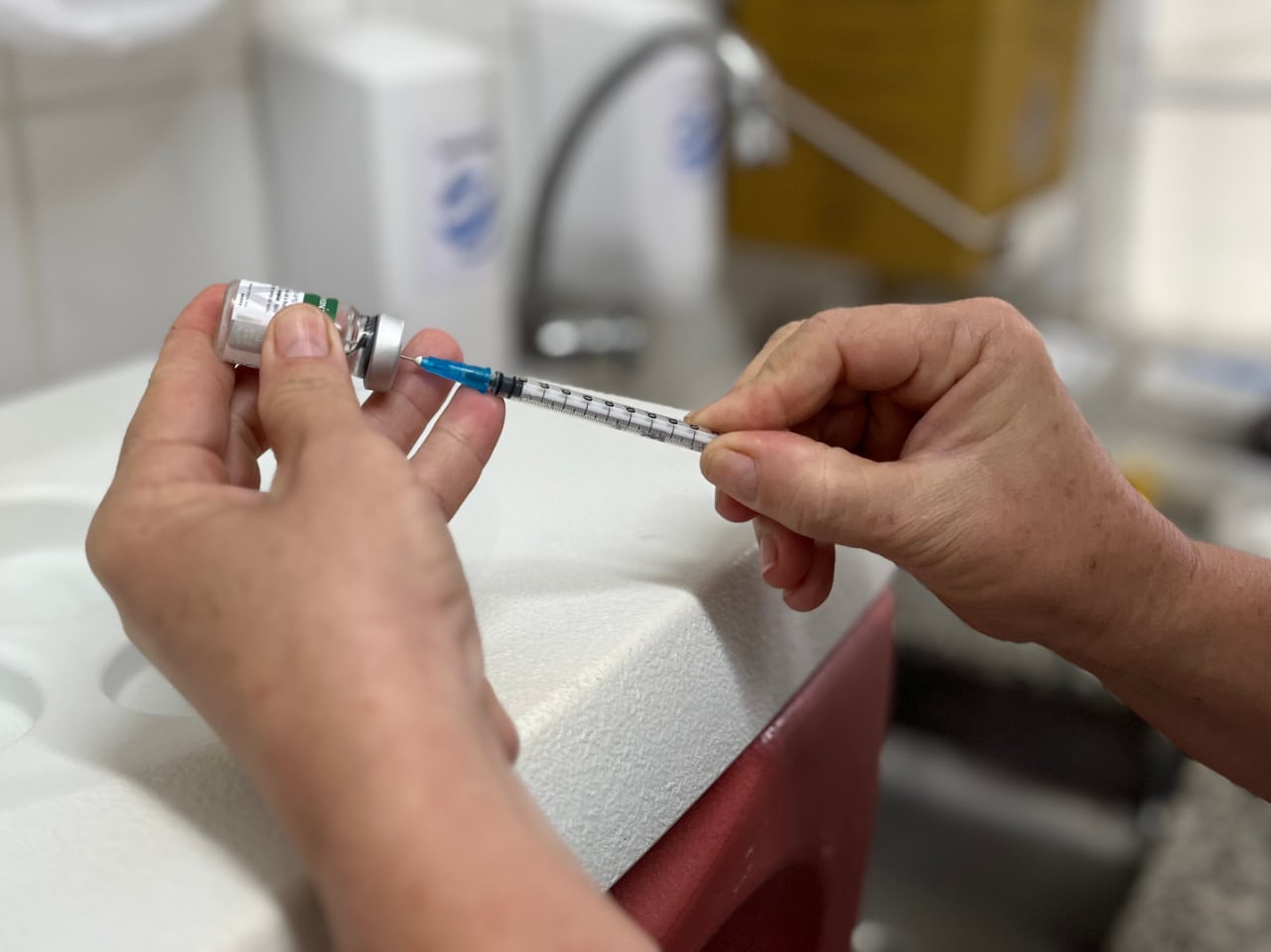 Aplicação de vacina contra a gripe na campanha de Cariacica.