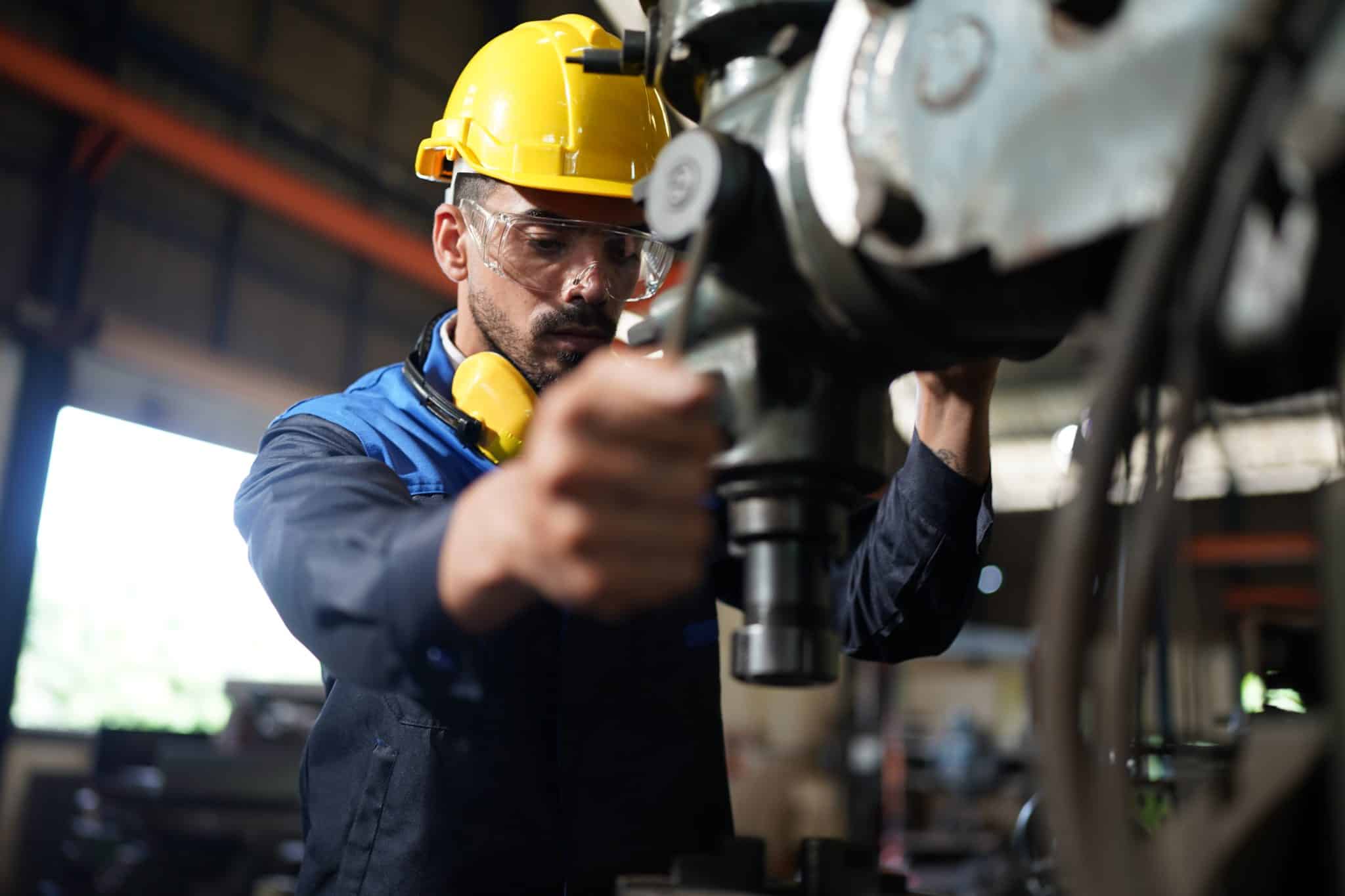 Operador de soldagem qualificado em busca de emprego e trabalho técnico no setor industrial do Espírito Santo.