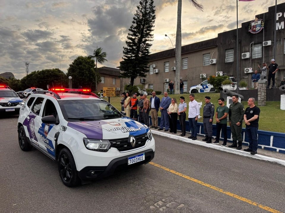 Novas viaturas da Polícia Militar para proteção da mulher com autoridades e policiais reunidos durante solenidade.