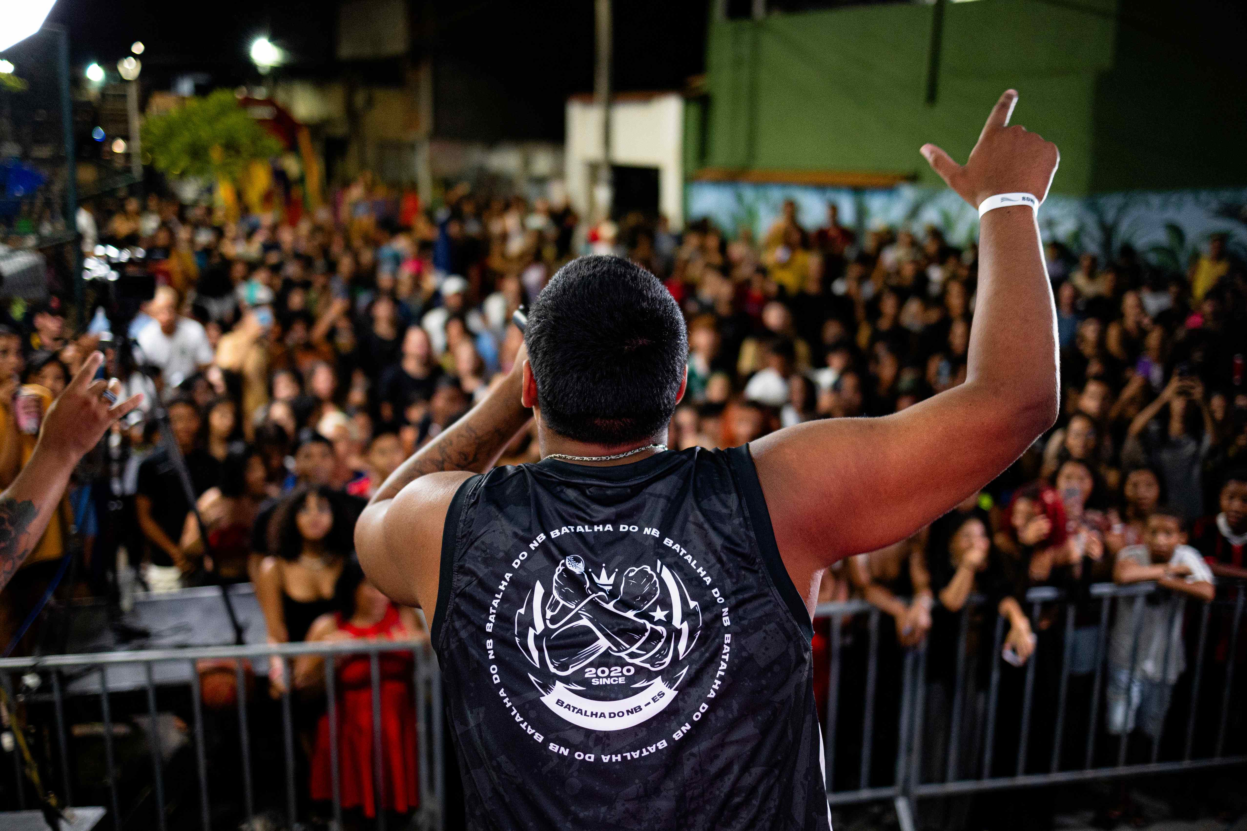 Jovens se reunindo na praça pública para prestigiar a Batalha de rimas do movimento hip hop capixaba.