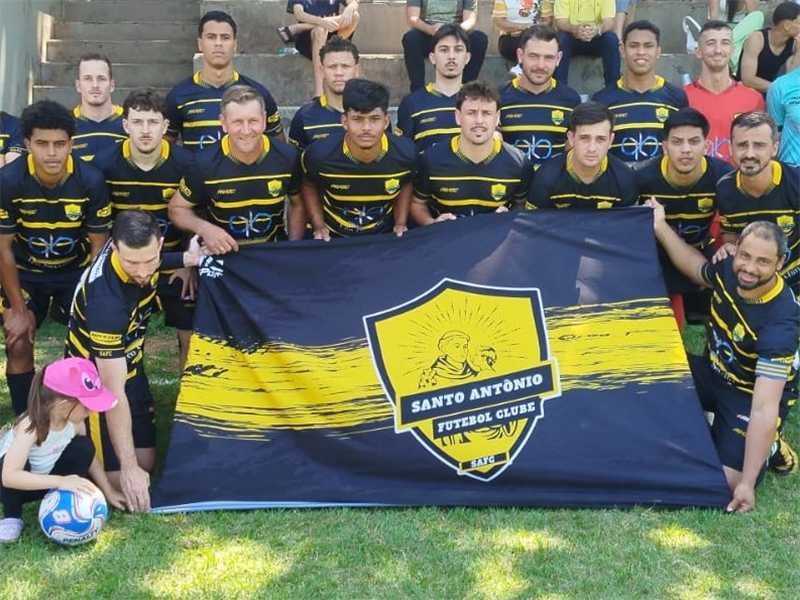 Jogadores de futebol amador comemorando título do campeonato rural em Alfredo Chaves.