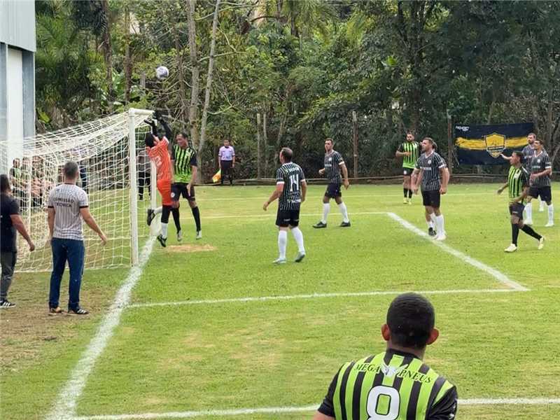 Jogadores de futebol amador reunidos em campo para a abertura do campeonato municipal em Alfredo Chaves.