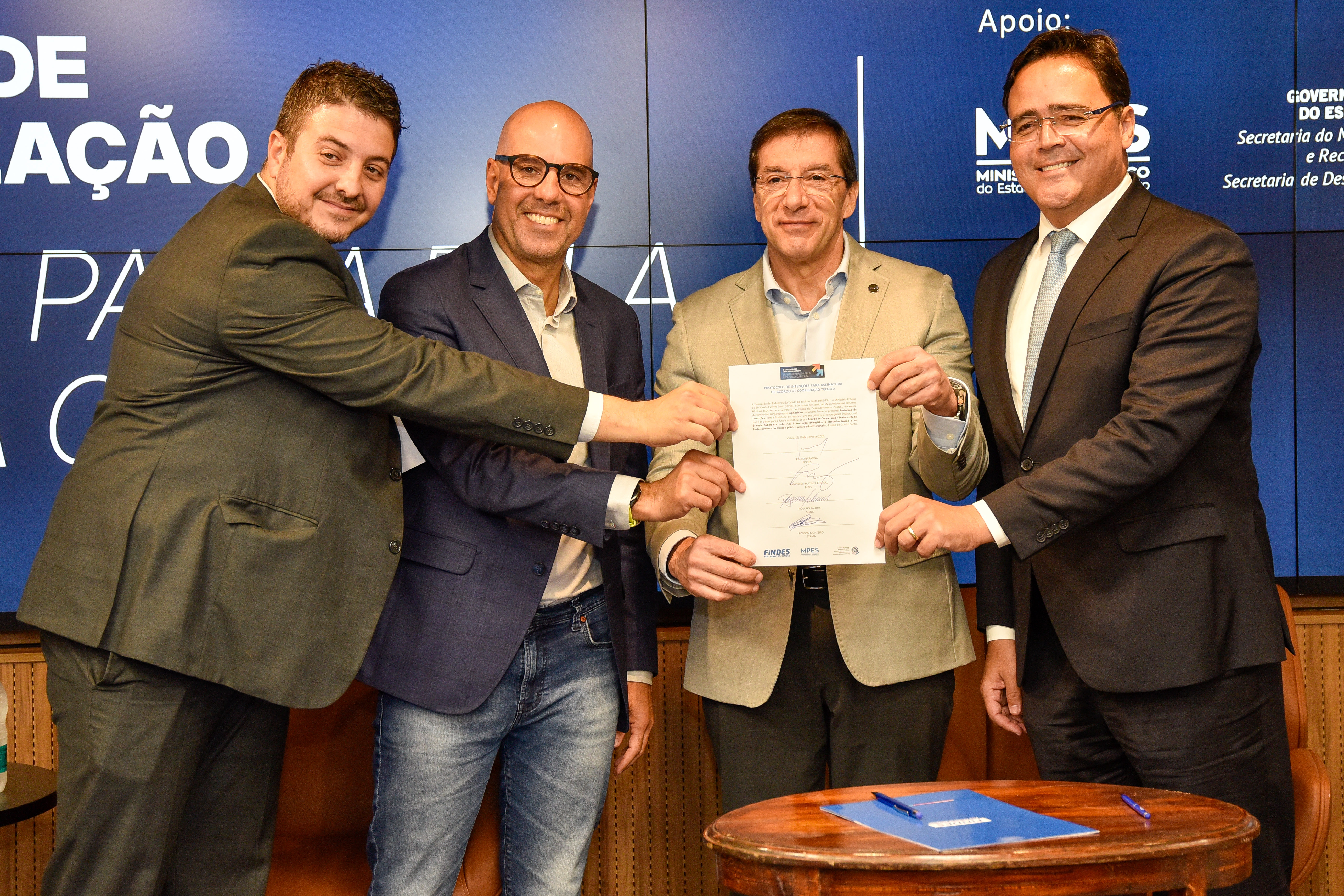 Lideranças políticas e empresariais reunidas durante a assinatura do termo de cooperação para o novo curso de descarbonização da FINDES.