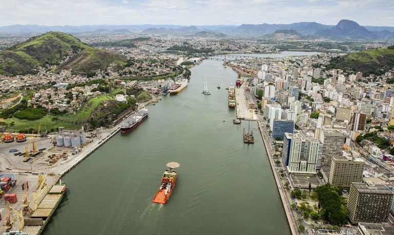 Vista aérea da movimentação de cargas e contêineres na infraestrutura dos portos do Espírito Santo