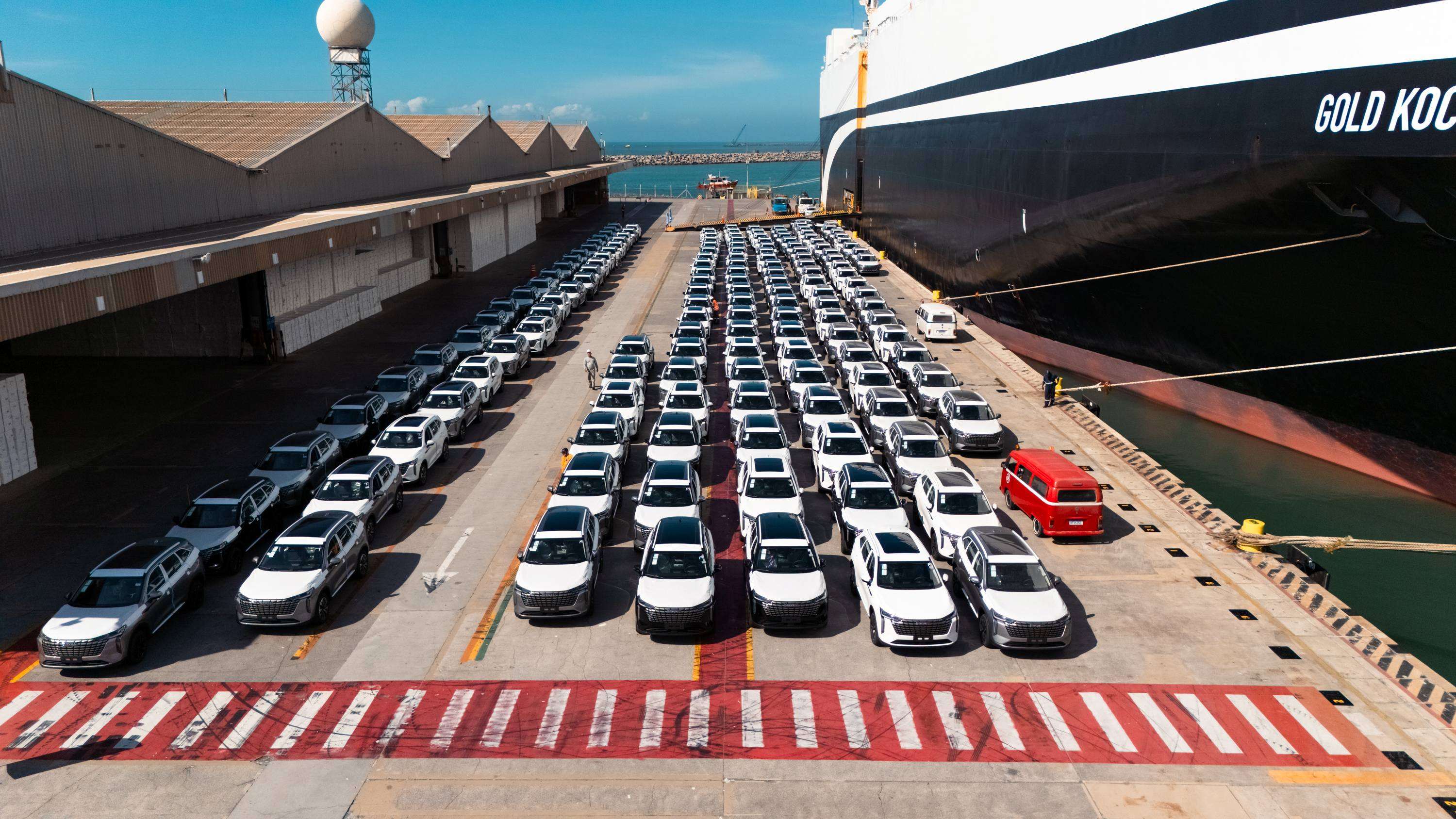 Centenas de carros novos desembarcados no pátio do porto de Aracruz, mostrando o crescimento da movimentação automotiva no es em 2026.