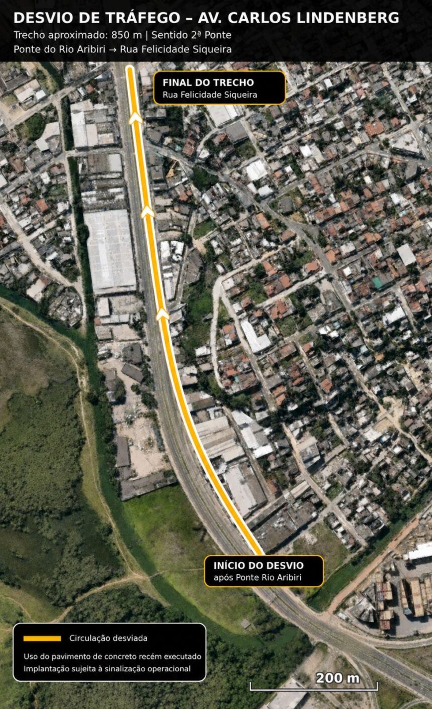 Operários e máquinas trabalhando nas obras do Expresso GV na Avenida Carlos Lindenberg, em trecho sinalizado com cones.