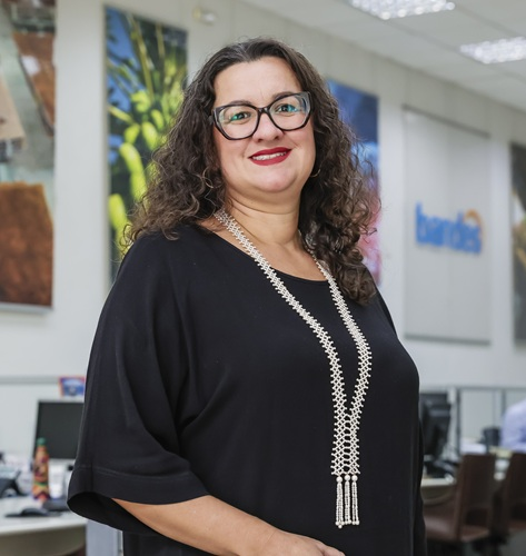 "Gerente de Sustentabilidade e Produtos do Bandes na plataforma de observação do Instituto Terra, em Aimorés."