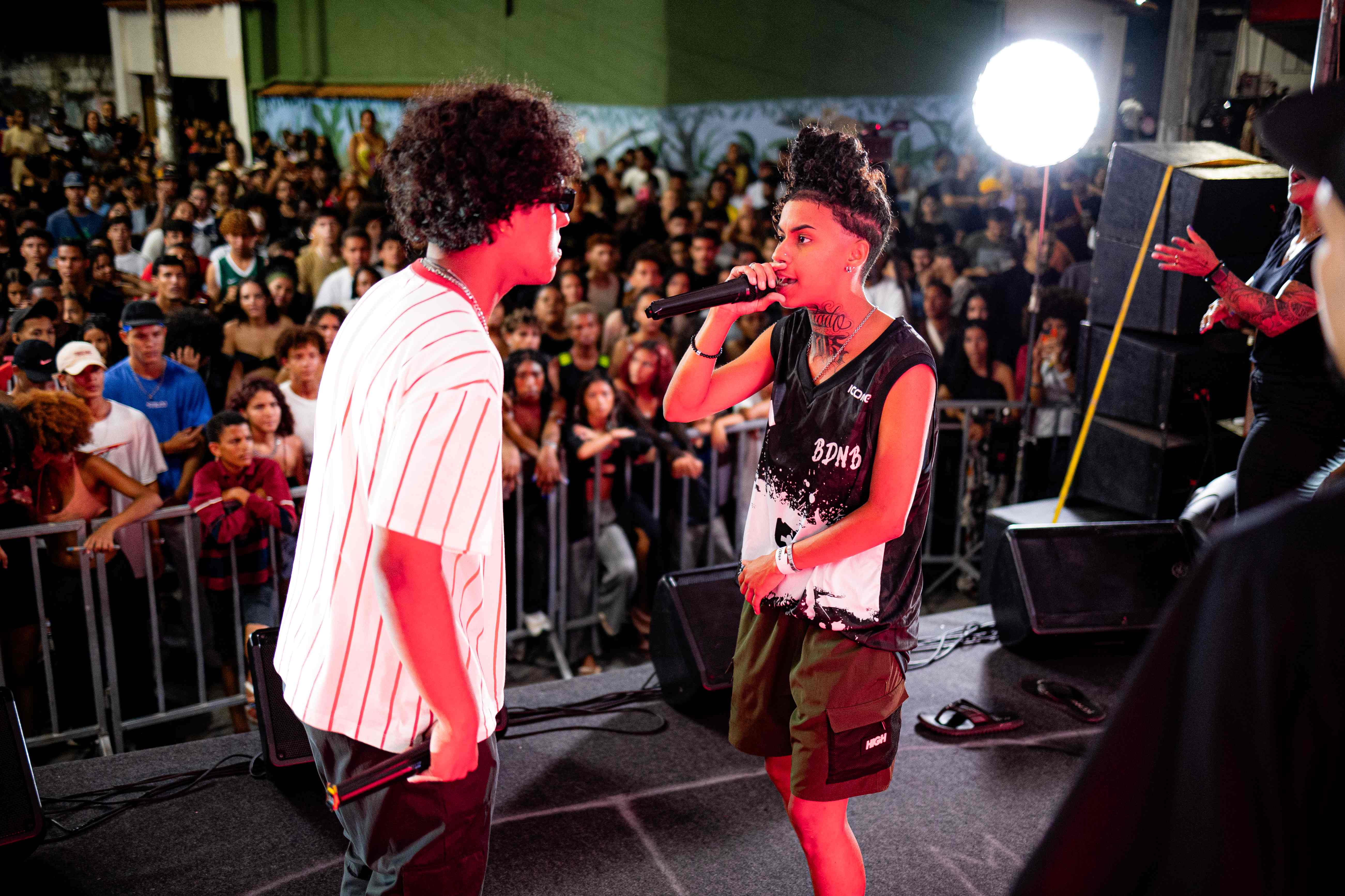 Jovens reunidos dançando break e celebrando a cultura hip hop durante a Batalha.