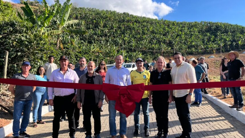 Trecho finalizado da obra de calcamento rural em Domingos Martins com blocos de concreto ligando Perobas a Ponto Alto.