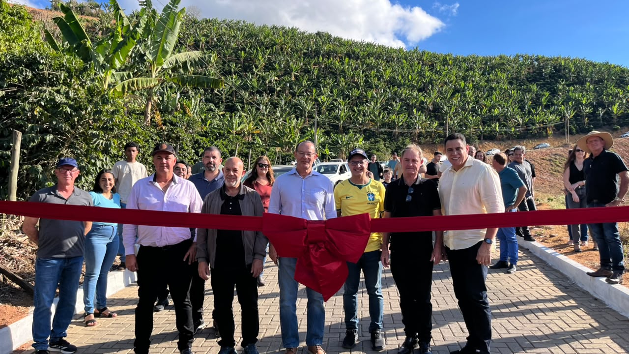 Trecho finalizado da obra de calcamento rural em Domingos Martins com blocos de concreto ligando Perobas a Ponto Alto.