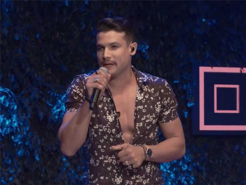 Cantor sertanejo Israel Novaes sorrindo, atração confirmada na Festa da Banana e do Leite em Alfredo Chaves.