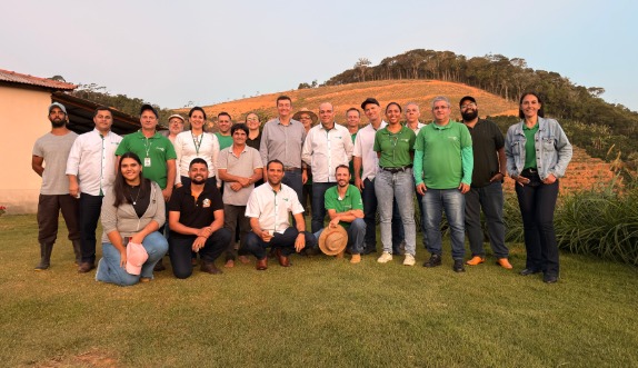 Técnicos agrícolas em treinamento de manejo sustentável para a pecuária leiteira capixaba em fazenda experimental.