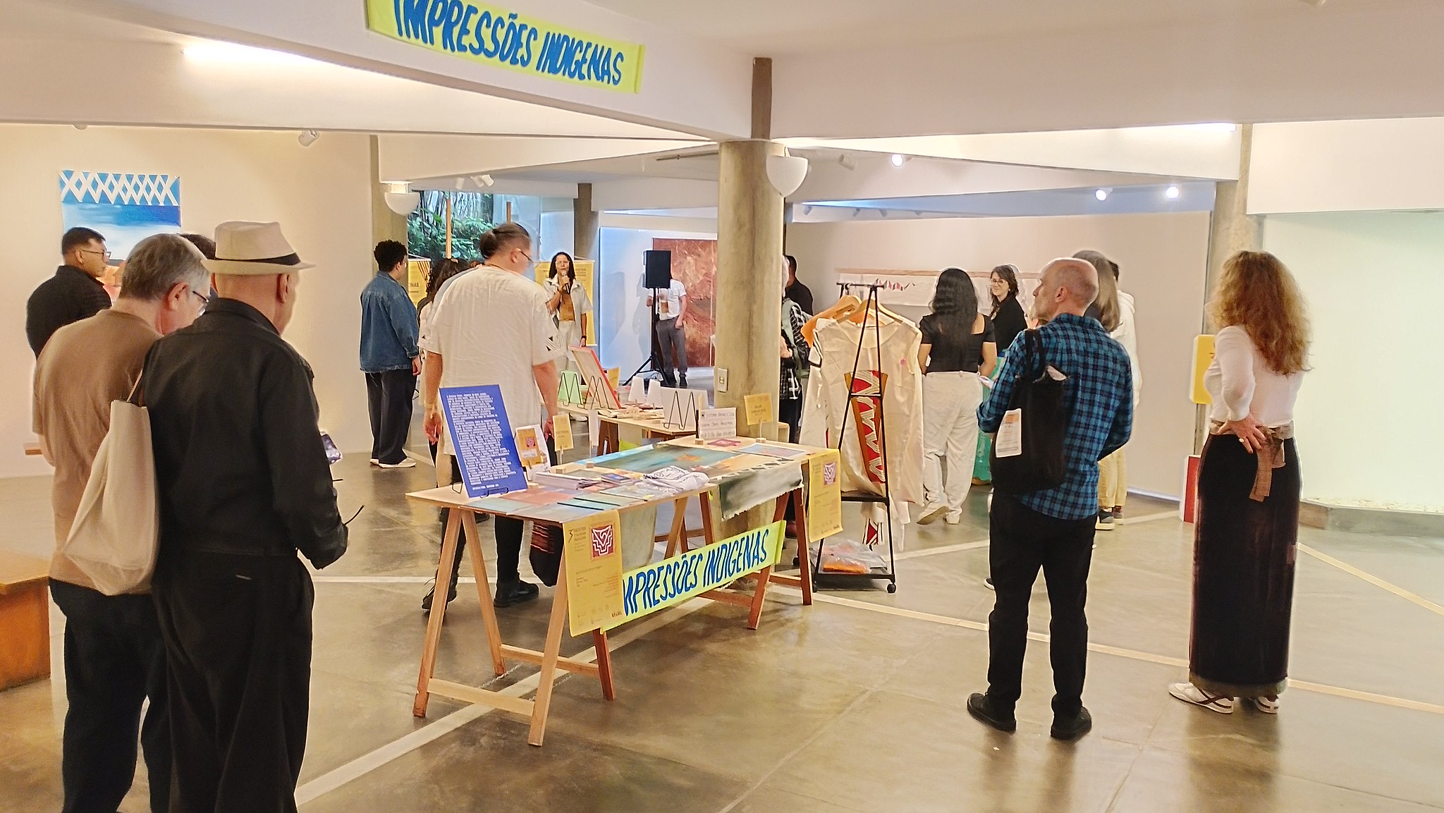 Pintura contemporânea em exposição na Galeria Carmo Johnson com foco na palavra Mostra.