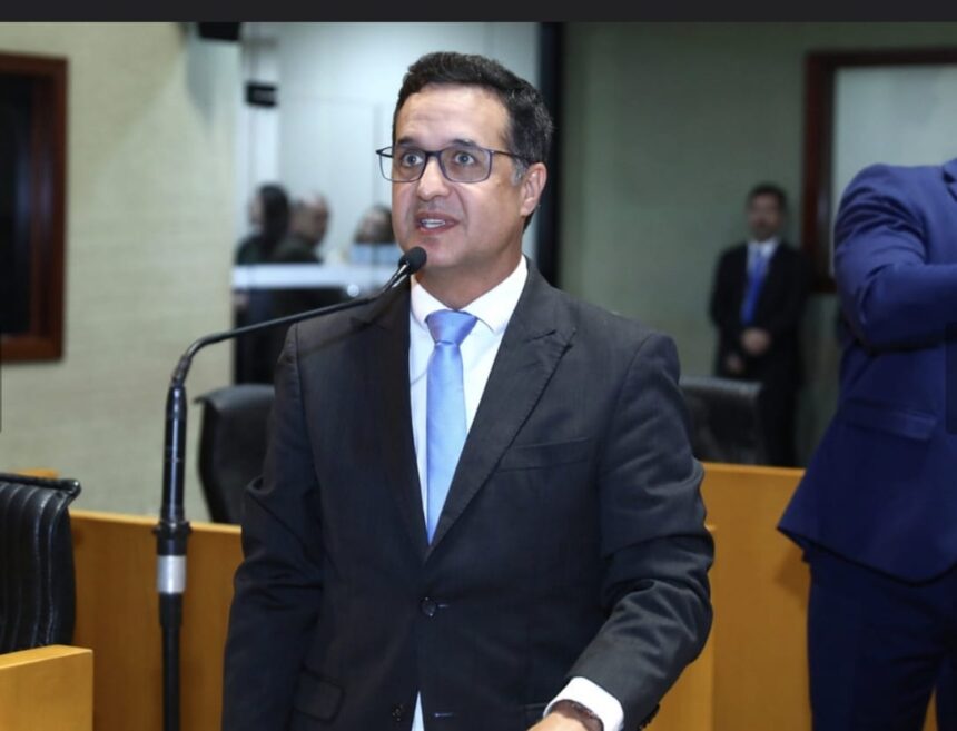 Deputado Fabrício Gandini discursando na Assembleia Legislativa do Espírito Santo sobre transição energética.