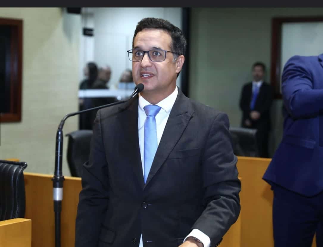 Deputado Fabrício Gandini discursando na Assembleia Legislativa do Espírito Santo sobre transição energética.