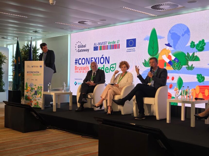 Painel de discussões com representantes do agronegócio reunidos em um auditório em Bruxelas, Bélgica.
