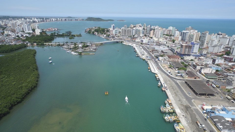 Terreno plano destinado a estudos de macrozoneamento e desenvolvimento logístico multimodal em Guarapari.