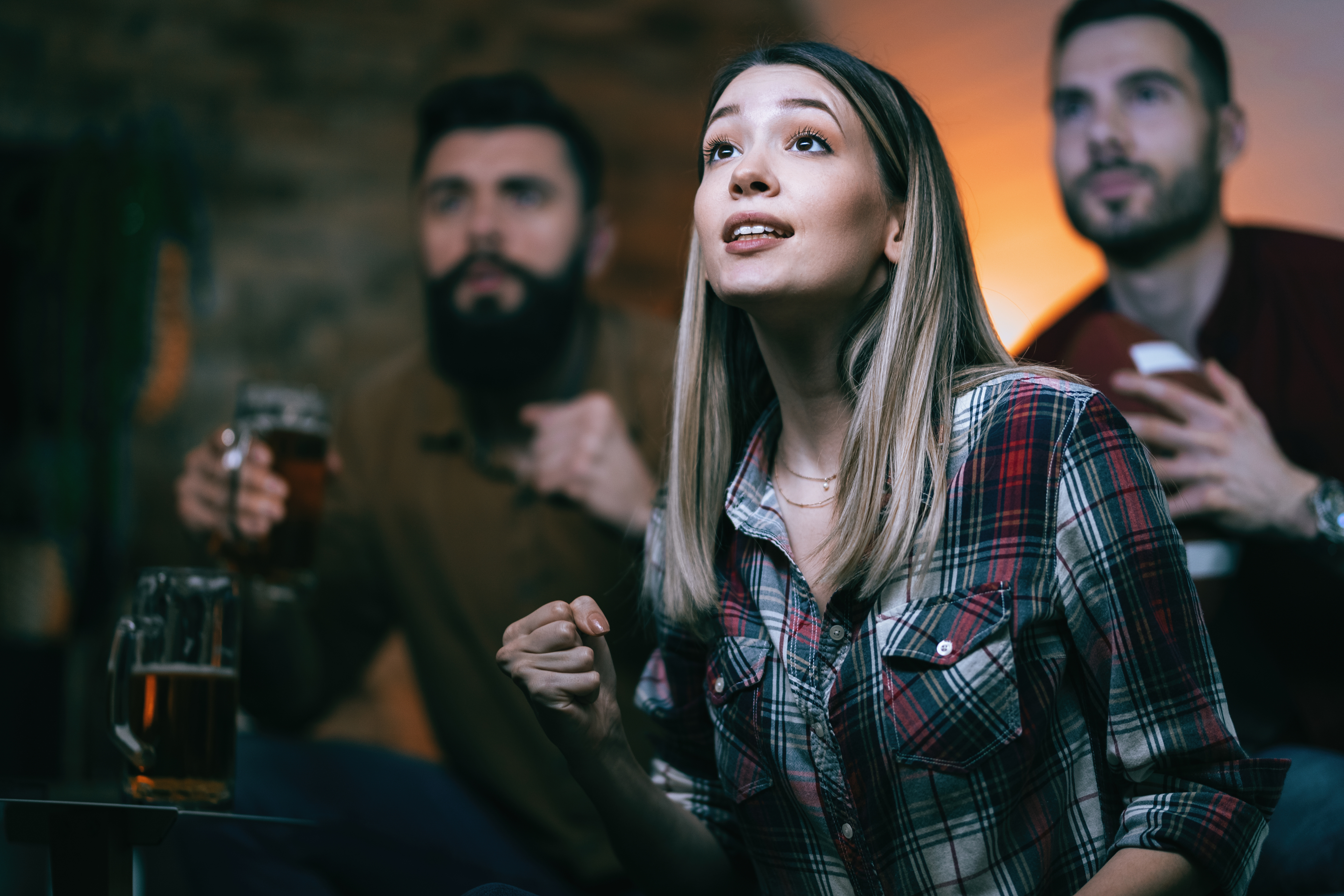 Clientes reunidos em restaurante decorado com bandeiras comemorando durante concurso de melhor transmissão dos jogos.
