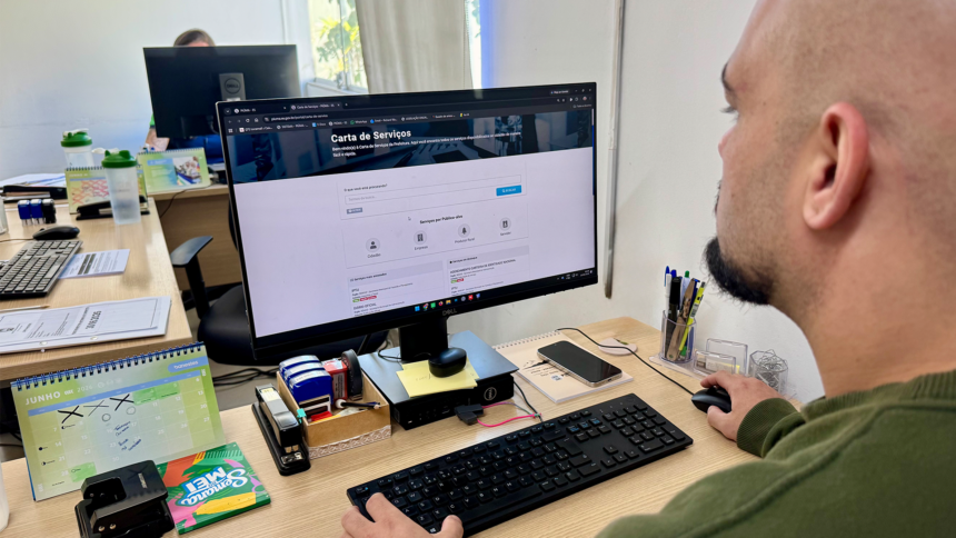 Monitor exibindo a página da carta de serviços eletrônica no portal oficial da prefeitura de Piúma.