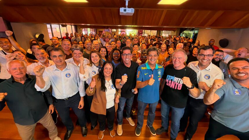 Marcelo Santos, Ricardo Ferraço e Joelma Costalonga reunidos durante evento de partido político no Espírito Santo.