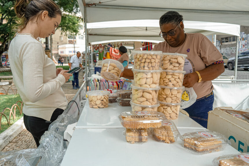 Mulheres quilombolas capixabas organizando estandes de artesanato e culinária típica na Praça Costa Pereira em Vitória, Espírito Santo.