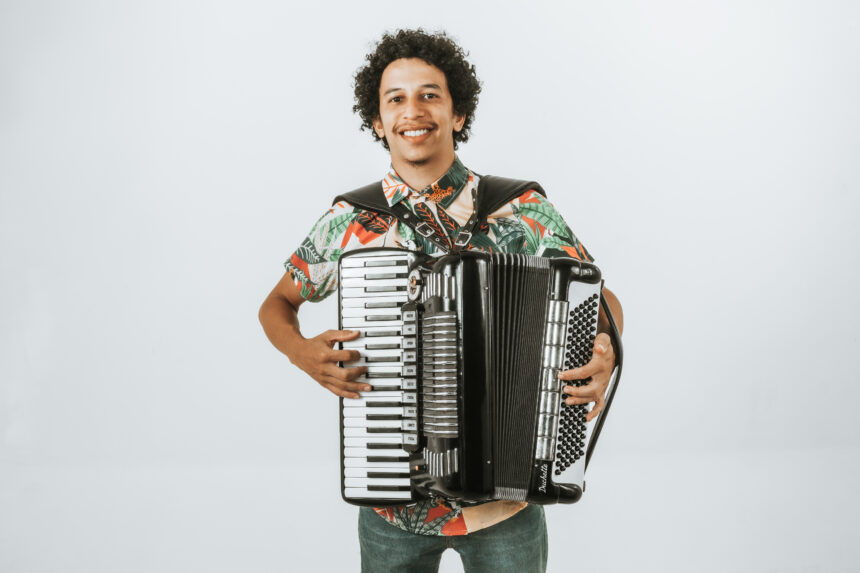 Artistas e público reunidos em oficina cultural e espetáculo de dança folclórica no norte do Espírito Santo.