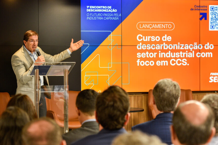 Lideranças empresariais reunidas em conferência de sustentabilidade industrial com foco no termo curso.