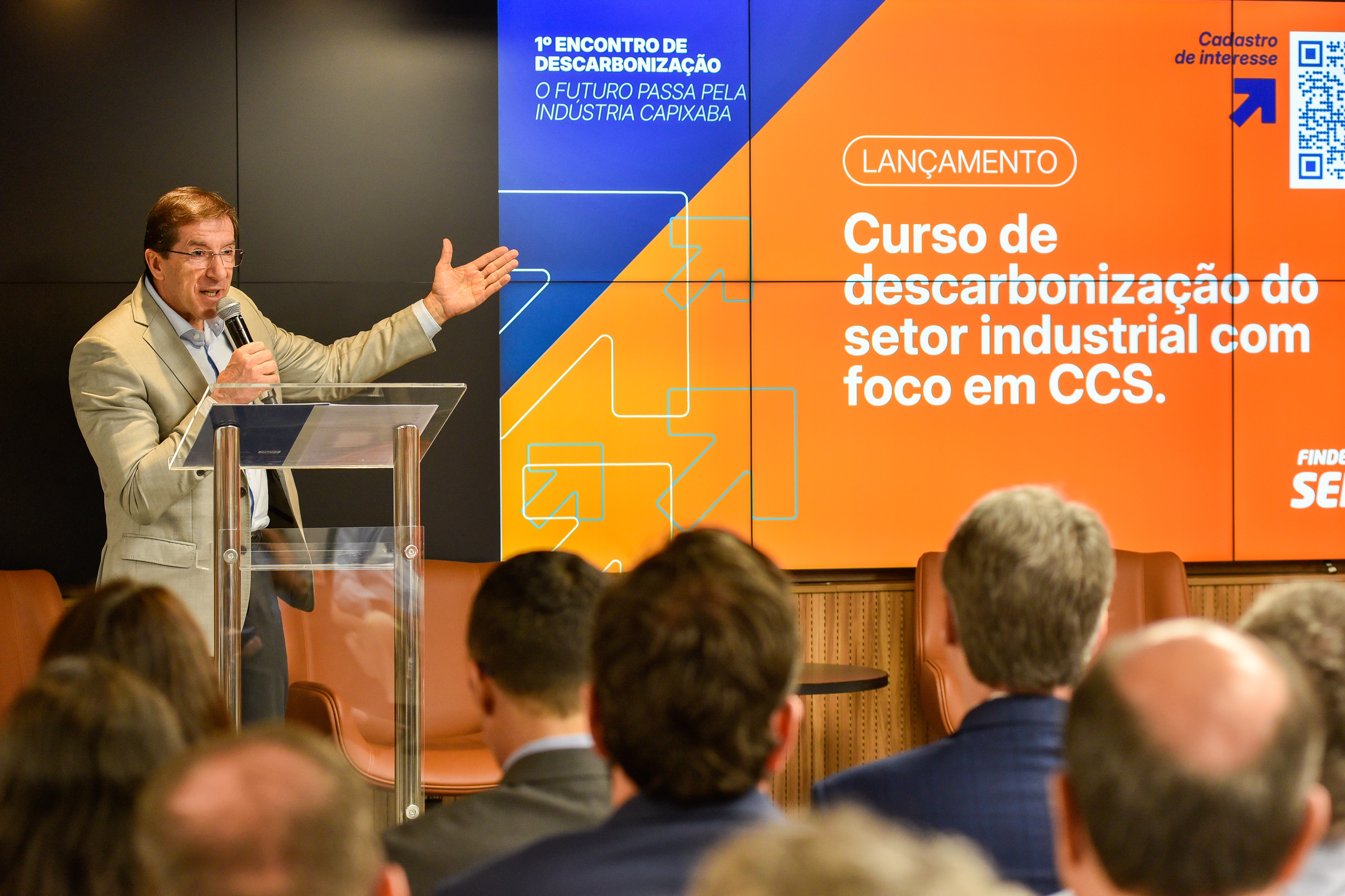 Lideranças empresariais reunidas em conferência de sustentabilidade industrial com foco no termo curso.