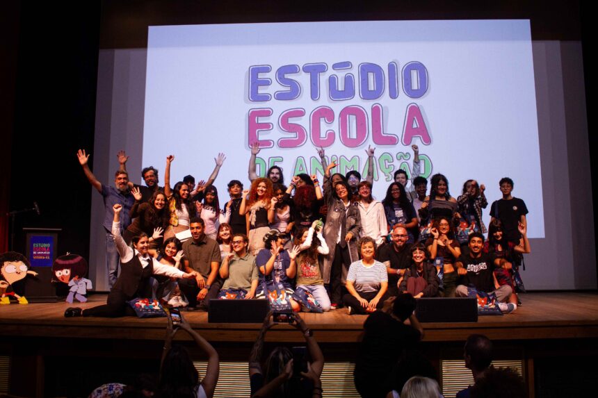 Jovens estudantes fazendo curso de formação gratuita em animação digital no Sesc Glória em Vitória.